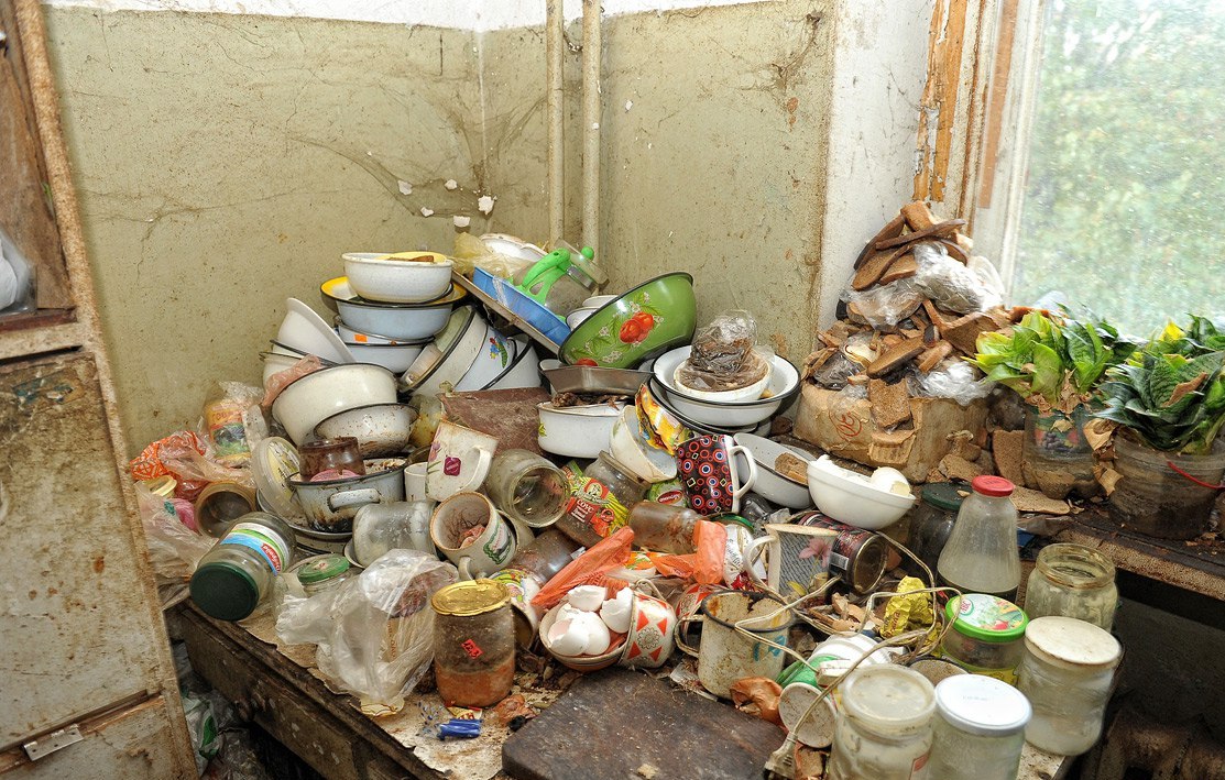 Уборка запущенных квартир: когда нужна помощь? фото